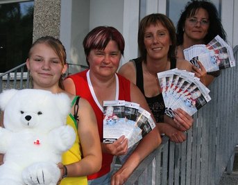 
              <p class="artikelinhalt">Stefanie (vorn) und ihre Mutti Birgit Lauber sowie Simone Seibold vom Verein Sonnenstrahl und Patricia Enderlein vom DRK-Kreisverband hoffen auf eine tolles Benefizkonzert mit vielen Gästen. </p>
            