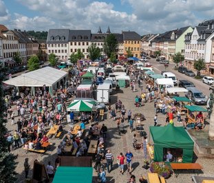 Unter dem Motto "Raus aus dem Haus!" hat am Samstag der erste Rochlitzer Regionalmarkt nach 20 Monaten zusammen mit dem Kinderfest stattgefunden: Hier ein Blick auf den sehr gut besuchten Marktplatz.