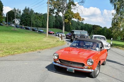 Rund 80 historische Fahrzeuge fahren durch Pabstleithen.