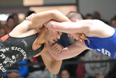 Danish Sakhizada (l.) bestritt gegen Pausa seinen ersten Regionalligakampf. Der Bruder von Iqbal Sakhizada verkaufte sich teuer, war seinem Kontrahenten aber dennoch technisch unterlegen.