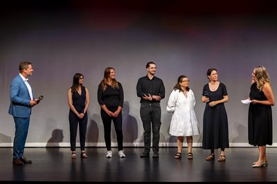 Intendant Dirk Löschner (links) blickte auf eine erfolgreiche Spielzeit zurück - und gab bei der Gala mit den Verantwortlichen einen Ausblick auf das, was kommt.