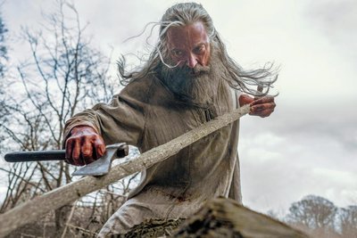 Hugh Jackman als Titelheld „The Death of Robin Hood“. Ein gealterter Robin Hood, stets auf der Hut vor Feinden, die alte Blutschulden einfordern, bringt sein Exil in einer kargen Berglandschaft zu. Entgegen der Folklore war er kein Gesetzloser, der im Namen der Gerechtigkeit raubte, sondern ein blutdürstiger Mörder ...