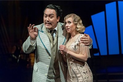 Dem Komponisten Alfred Moll (Wonjong Lee) und seiner Braut Ida (Nataliia Ulasevych) gelingt es in der Operette "Der Musikfeind", die Titelfigur, Idas Onkel, durch die richtigen Töne davon zu überzeugen, dass die geplante Heirat seiner Nichte mit dem Tonsetzer eine gute Idee ist. 