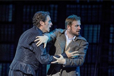 Marquis Posa (Andrej Bondarenko, rechts) kann seinem Freund Don Carlo (Riccardo Massi) nicht helfen.