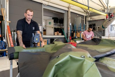 Spezialauftrag für einen Lieferanten der Bundeswehr: Thomas Kmec (links) und Ifalemi Toke komplettieren die Sonderanfertigung einer Lkw-Plane.