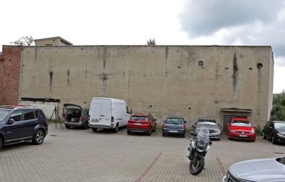 So sah das Gebäude vor der Sanierung aus. Nach der Druckerei-Insolvenz hatte zunächst die Stadt das Gelände erworben.