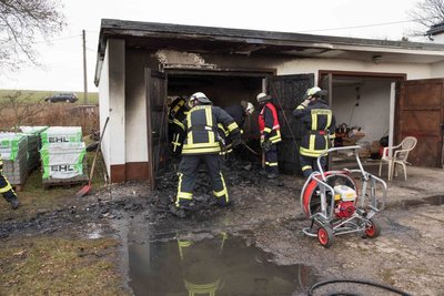 Eine Garage an der Hauptstraße in Langhennersdorf hat am Montagvormittag gebrannt.