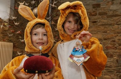 Noah und Pauline Beyer freuen sich auf das Markttreiben am Sonnabend in Elterlein. Hier präsentieren sie die Klöppelnadel und eine Barbara Uttmann zum Basteln, die es zu kaufen geben wird. Ein Teil des Erlöses kommt dem Förderverein Barbara-Uttmann-Haus zugute. 