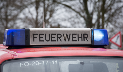 Die Feuerwehr säuberte ein überflutetes Grundstück. (Symbolbild)