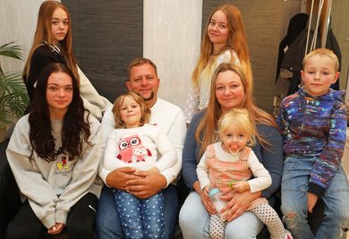 Nur Vierbeiner Ben fehlt auf dem Foto. Familie Hanf aus Neumark geht sonst immer gemeinsam durch dick und dünn. In diesem Fall schauen alle auf den Fotografen, und zwar vorn von links: Thalea, Vater Jörg mit Mia, Mutter Sandra mit Freya und Elias. Hinten von links: Vanessa und Jessica.