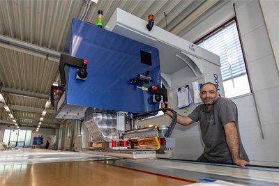 Das Team bei Paulus Textil ist international: Maher Zayton, der aus Syrien stammt, verarbeitet an einer Hochfrequenzschweißmaschine einen PVC-beschichteten Planenstoff.