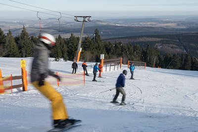 Während in den Tälern der Schnee verschwunden war, lief der Skibetrieb am Fichtelberg am Mittwoch weiter.