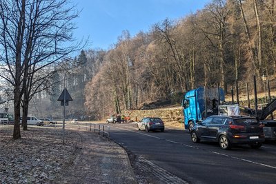 Mit Lastern und anderen Fahrzeugen wurden einzelne Fahrspuren blockiert. Der Verkehr kann dennoch fließen.