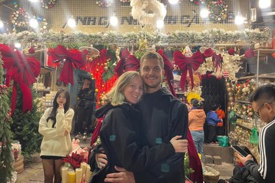 Bis zum Mittwoch war Eric Rump (r.) mit seiner Freundin Marie Härder zuletzt in Vietnam, hier auf dem Weihnachtsmarkt in Hanoi, unterwegs. Am Donnerstag reiste das Paar weiter nach Hongkong.
