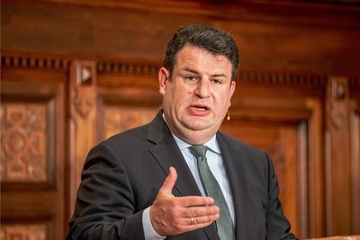 Bundesarbeitsminister Hubertus Heil (SPD) sieht die Anhebung des Mindestlohns auf zwölf Euro auch als Ausdruck des Respekts. 