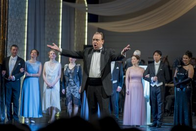 Premiere im Eduard-von-Winterstein-Theater: Intendant Moritz Gogg singt beim 30. Theaterball dem treuen Theaterpublikum selbst ein Ständchen.