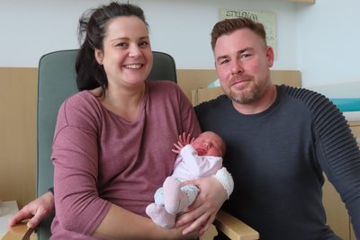 Peggy Neumann und André Kropfgans mit ihrer kleinen Fritzie. Das Mädchen wurde am Dienstag in Werdau geboren, wie auch schon das erste Kind der Familie.