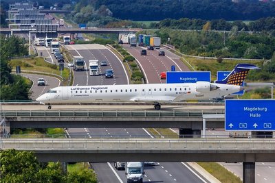 Ein Bombardier-Flugzeug überquert am Flughafen Leipzig/Halle die Straße. Auch beim Verkehr wird es an die klimaschädlichen Subventionen gehen müssen. 