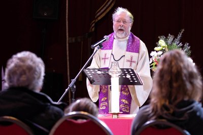 Pfarrer Wolfgang Eichhorn segnete am Mittwochnachmittag bei einem Gottesdienst im Weihnachtszirkus das neue Zelt.