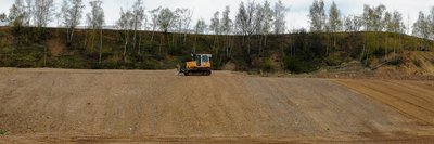 Auf diesem Haldengelände am Hammerberg hinter dem ehemaligen Porzellanwerk Freiberg soll ein 2,5 Hektar großer Solarpark entstehen. Bei diesem und einem weiteren Halden-Projekt in Freiberg arbeiten die Stadtwerke und der Standortentwickler Saxonia zusammen. 