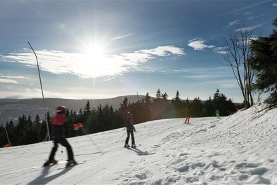 Bei sonnigem Wetter genossen Skitouristen den Mittwochvormittag im Oberwiesenthaler Skigebiet.