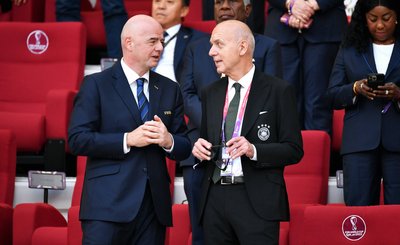 Bernd Neuendorf (re., hier mit Fifa-Präsident Gianni Infantino) ist bei der „Freien Presse“ zu Gast im Chemnitzer Salon.