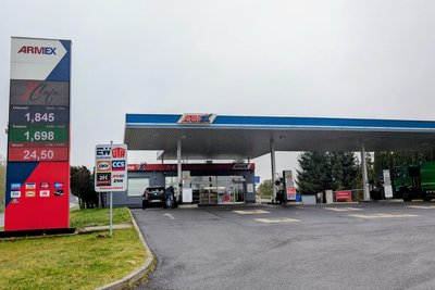 Die Armex Tankstelle in Litvinov zeigt den Preis auch in Euro an.