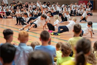 Jede der 16 Klassen der Grundschule studierte eine Woche lang ein Tanzstück ein und führte es zur Show vor.