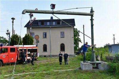 Am Museumsbahnhof Großvoigtsberg, hier bei einer Übung der örtlichen Feuerwehr, steigt am 22. Juli ein Bahnhofsfest.