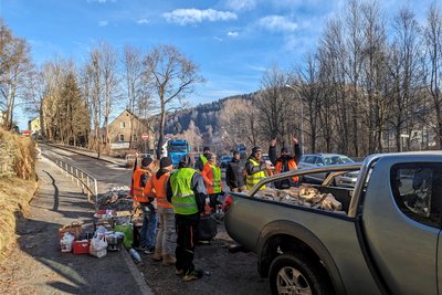 Die Protestteilnehmer verfolgen das Geschehen vom Straßenrand aus. An einem Feuer halten sie sich warm.