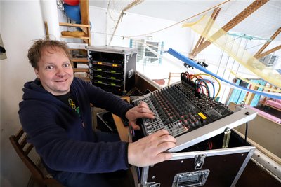 Stefan Brusky testet die Beleuchtungsanlage für den Lichtenberger Fasching.