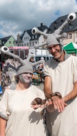 Madeleine Last und Elgar von Bernuth vom Regionalmarkt-Team waren als Schnecken unterwegs. Sie hatten echte Achatschnecken dabei.