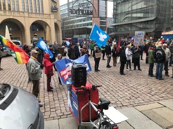 Zunächst versammelten sie sich am Neumarkt.