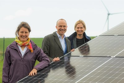 Sachsens Umweltminister Wolfram Günther (Grüne) startete am Mittwoch in Hilbersdorf das Sächsische Sozialkataster. Mit dabei waren Susanne Koschker (vorn) als Vorstand und Geschäftsführerin bei egNEOS und Mandy Bojack als Sabowind-Geschäftsführerin. 