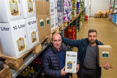 Ingo Knoll (links) und Thomas Fritzlar sind die Geschäftsführer der Christel Knoll GmbH in Oberlosa. Das Unternehmen beliefert Hotels und Gaststätten im Umkreis von 150 Kilometer mit Lebensmitteln, Getränken und Haushaltsartikeln. 