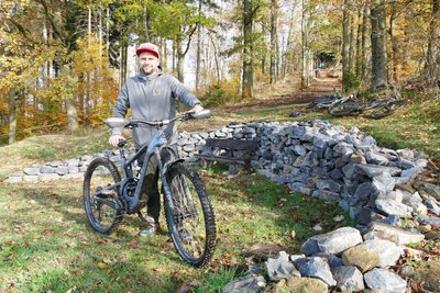 Neben dem Trail haben Carsten Brödner und seine Vereinskollegen eine Trockenmauer für Kriechtiere angelegt.