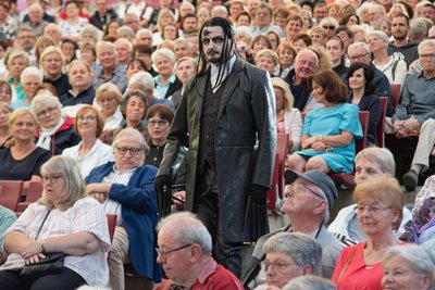 Die Oper „Der Freischütz“ wurde im Naturtheater Bad Elster von Künstlern der Felsenbühne Rathen aufgeführt. Für die Darstellung wurde auch der Zuschauerbereich genutzt.