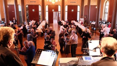 Rund 120 Besucher haben am Sonntag beim Tanztee im Stollberger Bürgergarten eine flotte Sohle aufs Parkett gelegt. 