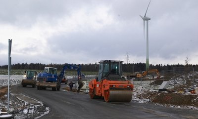 
              <p class="artikelinhalt">Der Tatort im Gewerbegebiet "Kaltes Feld": Ein auf der neuen Straße nach Schneidenbach geparkter Lkw der Firma Hoch und Tief Reichenbach ist dort samt weiterer Baumaschinen gestohlen worden. </p>
            