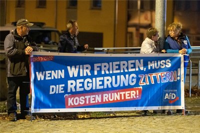 Demonstration mit AfD-Transparent im Herbst 2022 in Bautzen. Nach Ansicht von Pia Lamberty versteht es die AfD, aus den Ängsten der Menschen wie bei der Energiekrise politisches Kapital zu schlagen. 