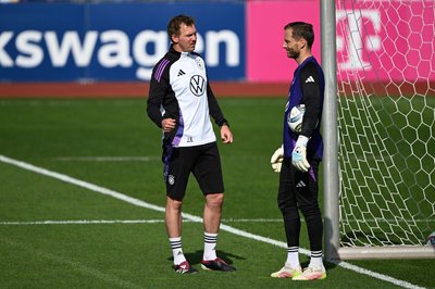 Bittere Nachricht für Oliver Baumann: Julian Nagelsmann (l) im Gespräch mit dem Hoffenheimer Torwart bei einer Trainingseinheit. (Archivbild)