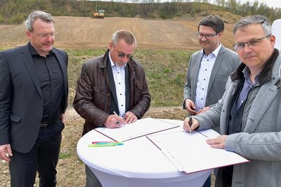 Heiko Schwarz (r.) von der Saxonia und Stadtwerke-Chef Axel Schneegans (2. v. l.) unterzeichnen die Absichtserklärung. Freibergs OB Sven Krüger (links, parteilos) begrüßte dazu auch seinen Amtskollegen Sven Liebhauser aus Döbeln: Das Projekt sei auch für seine Stadt interessant, so der CDU-Politiker.