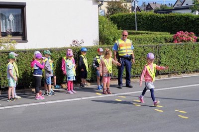 Hier wird an der Gartenstraße das sichere Überqueren der Fahrbahn geübt.