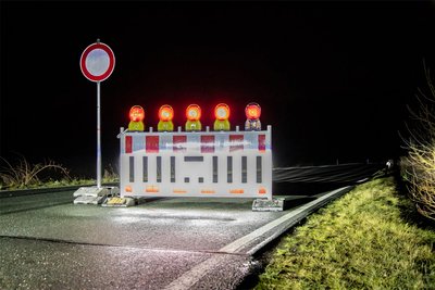 Die Straße „Am Sauberg“ zwischen dem Sauberg und der S 222 wurde wegen der Gefahr weiterer umstürzender Bäume gesperrt.
