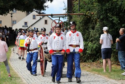 Die Feuerwehr in ihrer Traditionsuniform.