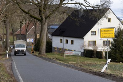 Vor den Bauarbeiten ging es an der Stelle deutlich enger zu. Der Baum hinter dem Ortseingangsschild musste weichen.