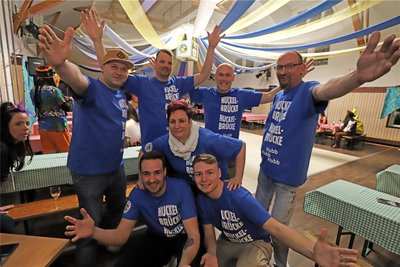Die Mitglieder des Lichtenberger Faschings Clubs haben in diesem Jahr neue T-Shirts, die sie gerne präsentieren.