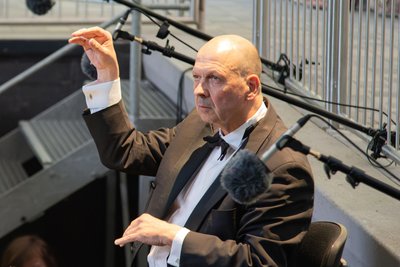 Florian Merz, Generalmusikdirektor der Chursächsischen Philharmonie, dirigierte die Oper „Der Freischütz“ im Naturtheater Bad Elster.