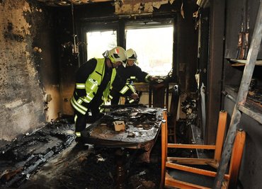 Nach einem Wohnungsbrand in Lugau sind am Dienstag 18 Menschen ins Krankenhaus gebracht worden.