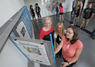 Susan Neuhaus, Ausbildungsverantwortliche bei der IHK Chemnitz, und die beiden Azubis Maria Klingner und Kathleen Strauch (von links) schauten sich gestern ausgiebig im Druckzentrum um.